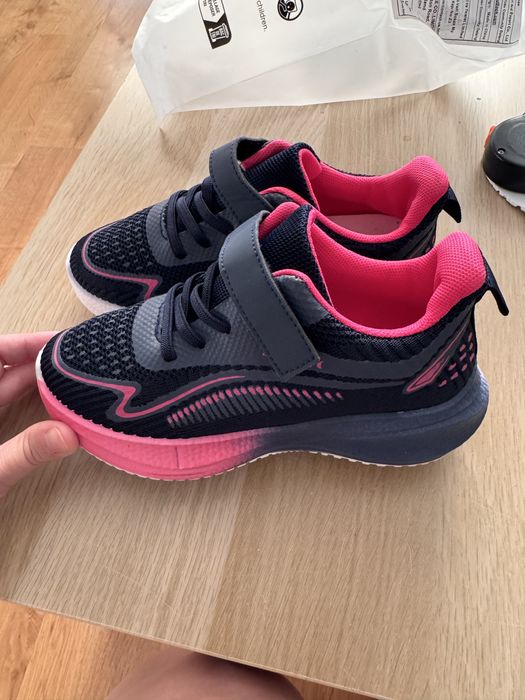 Adidasy nowe dziewczęce z białą  podeszwą do szkoły r 32