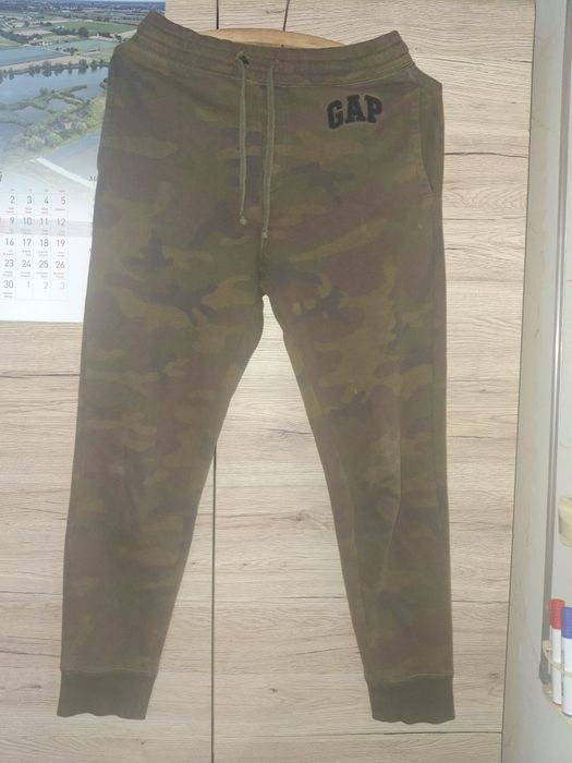 Spodnie dresowe w moro GAP S