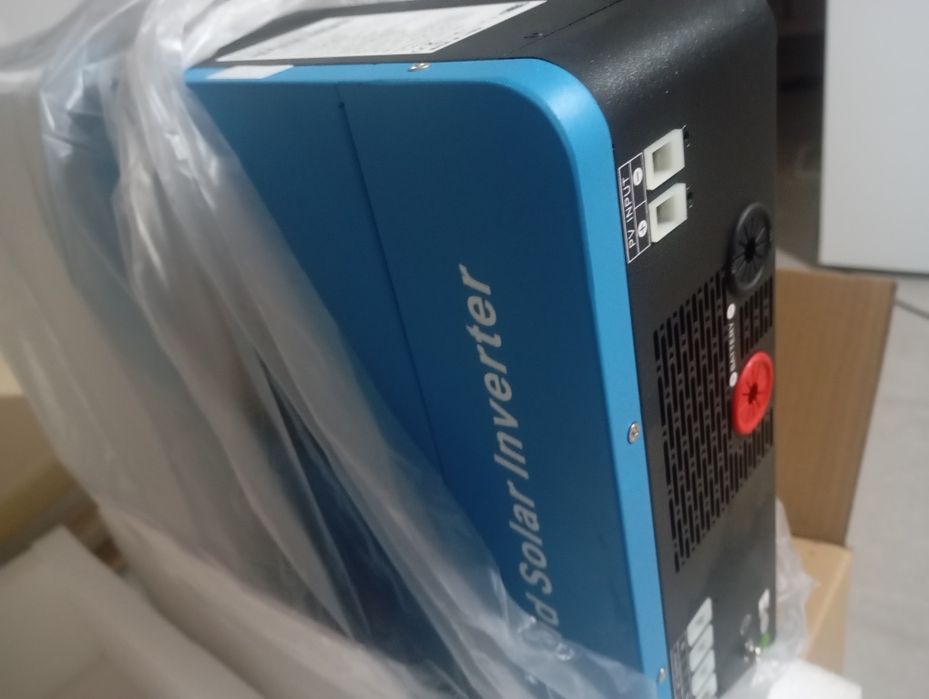 Продам гібридний інвертор 6.2 кВ з акамуляторами і бмс т