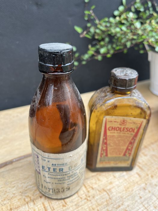 2  stare kolekcjonerskie butelki apteczne 1957r