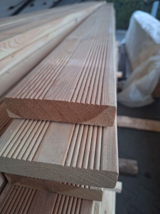 Podbitka drewniana deska elewacyjna drewno budowlane wiezba dachowa