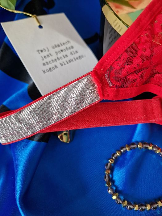 Koronkowe stringi damskie z szerokim gumowym pasem brokatowym