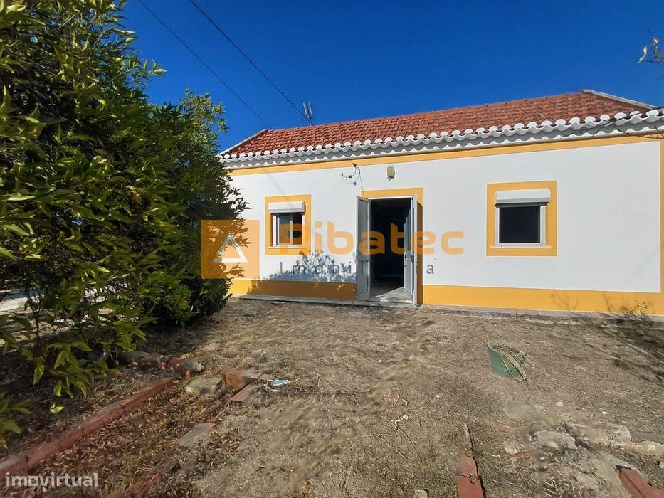 Moradia T2 remodelada com terreno na Fajarda
