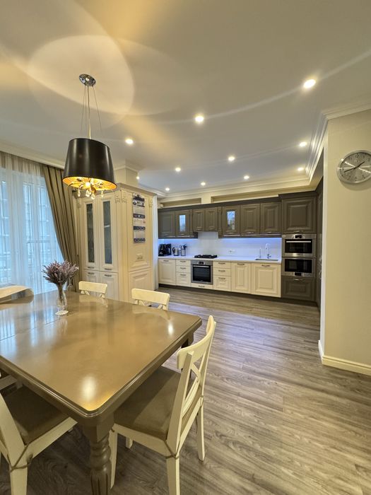 Продаж 4-х кімнатної квартири 140м2 Голосіївський Торг