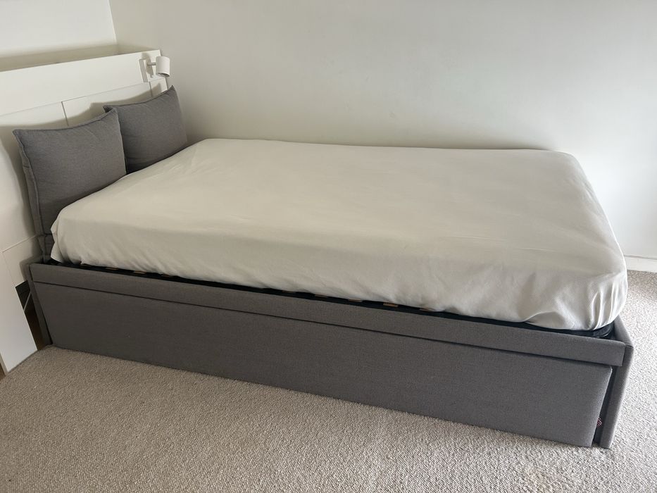 Cama dupla forrada e feita à medida, influindo os 2 colchões