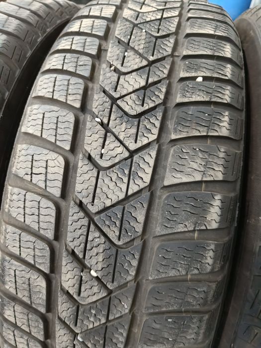 Opony zimowe Pirelli Sottozero 3. 215/65/R17  2023 rok