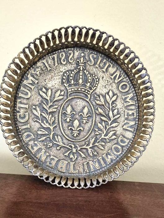 Prato/Medalhão Francês Antigo 1788 – Sit Nomen Domini Benedictum