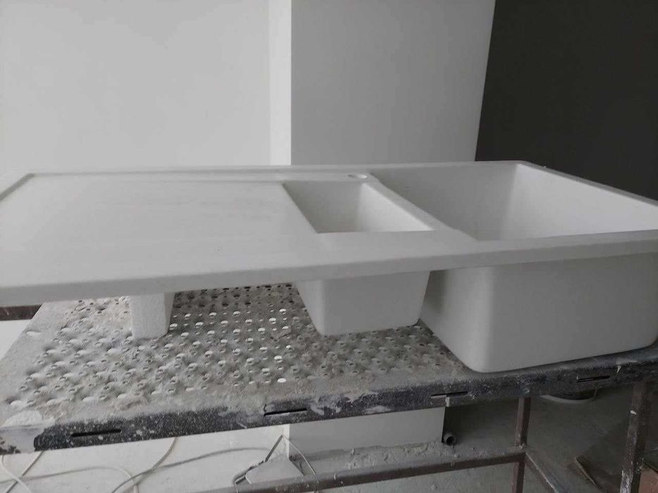 кухонна мойка біла