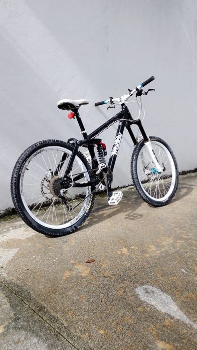 Bicicleta UMF Freddy 2 Downhill Freeride