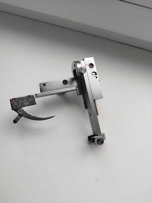 Припаратоводій до мікроскопа.