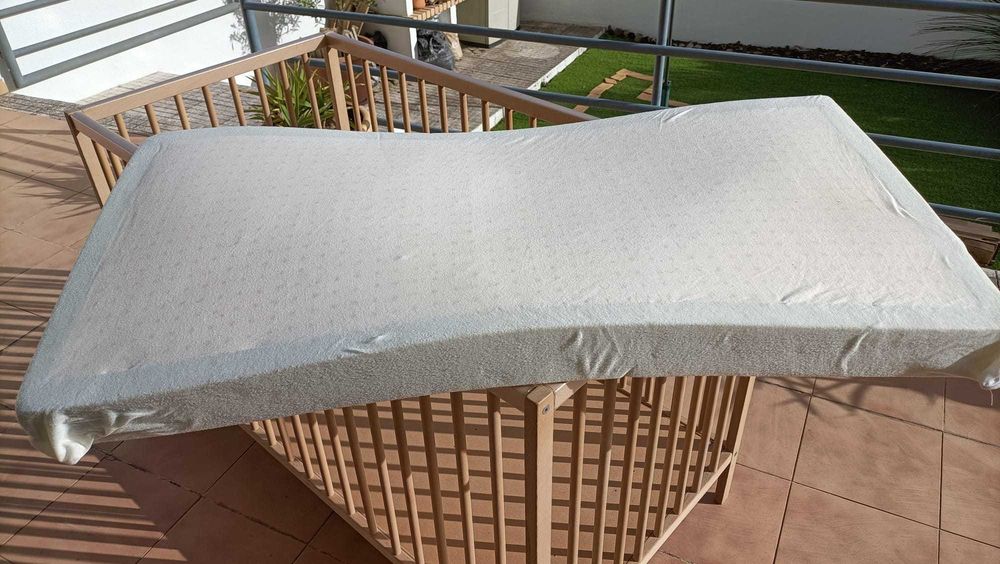 Cama/Berço SNIGLAR Ikea 60x120cm e colchão PLUTIGG Ikea
