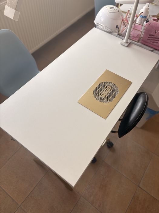 Stoliki do manicure z pochłaniaczami i krzesłami