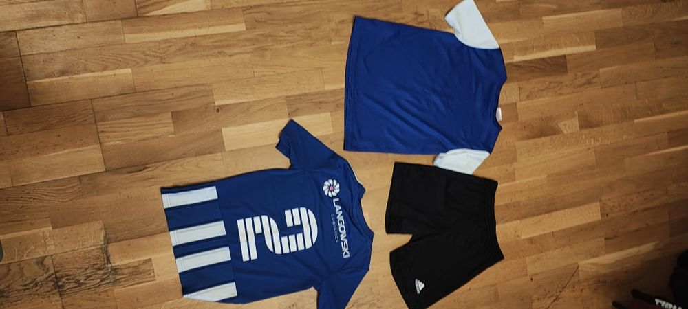 Zestaw koszulki i spodenki Bałtyk Gdynia rozm. 140cm