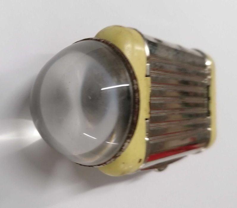 Lanterna antiga com lupa