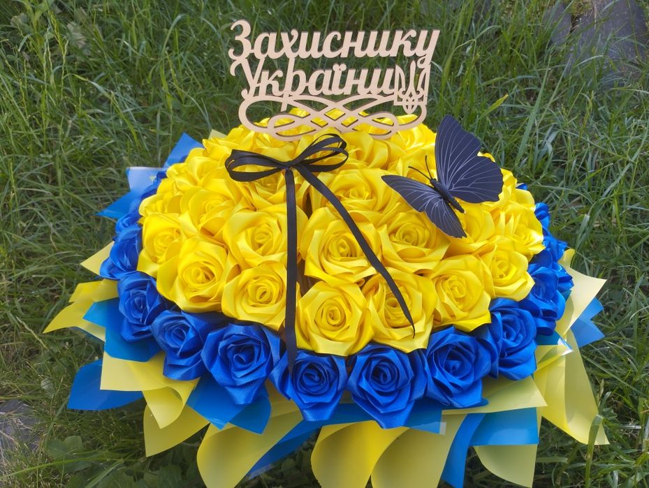 Букет для янгола героя з атласних стрічок