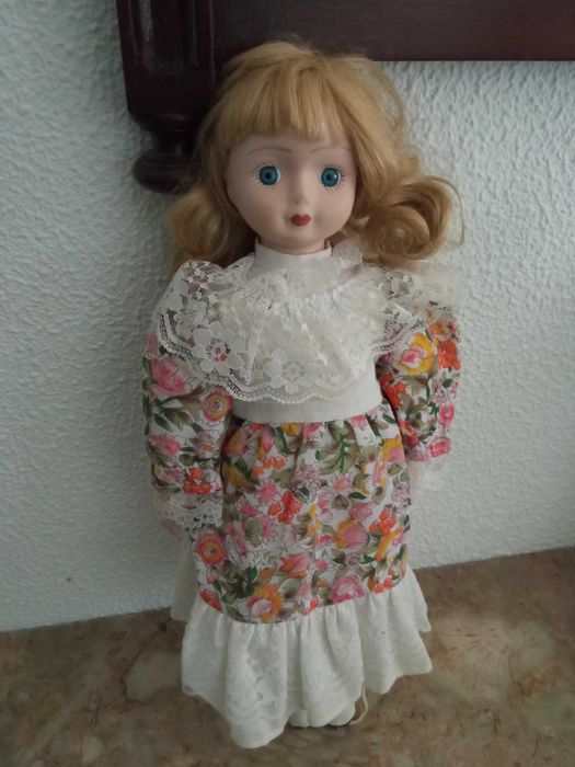 Linda boneca de porcelana