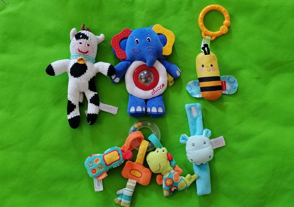 Брязкальця м'які погремушки chicco fisher price