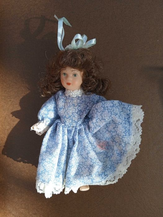 Colecção de 20 mini-bonecas de Porcelana