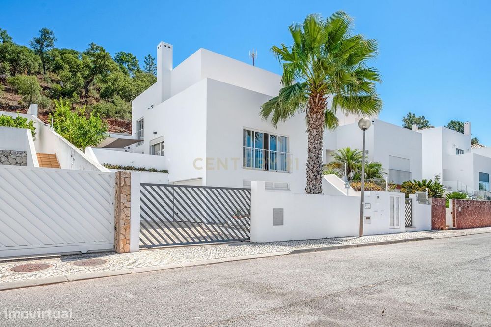 Moradia T3 | Garagem em Box | Piscina | Logradouro | Vista desafogada