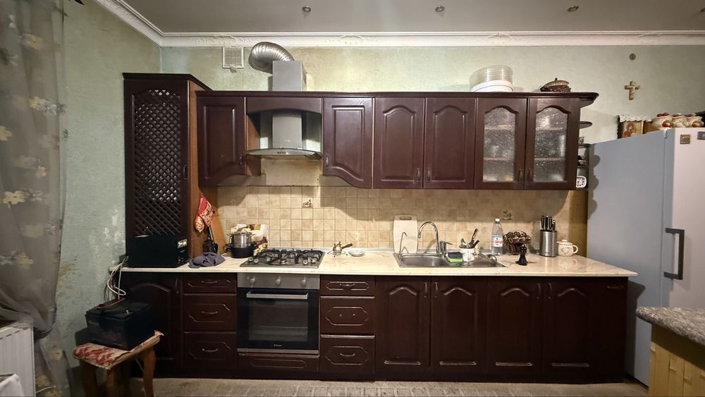 Кухня з дубовими фасадами