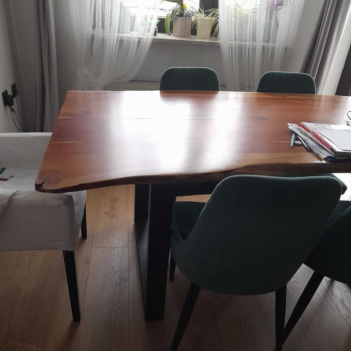 Stół z drewnianym blatem