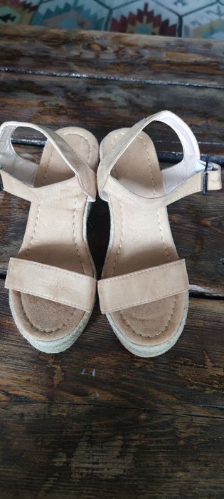 Sandały na koturnie