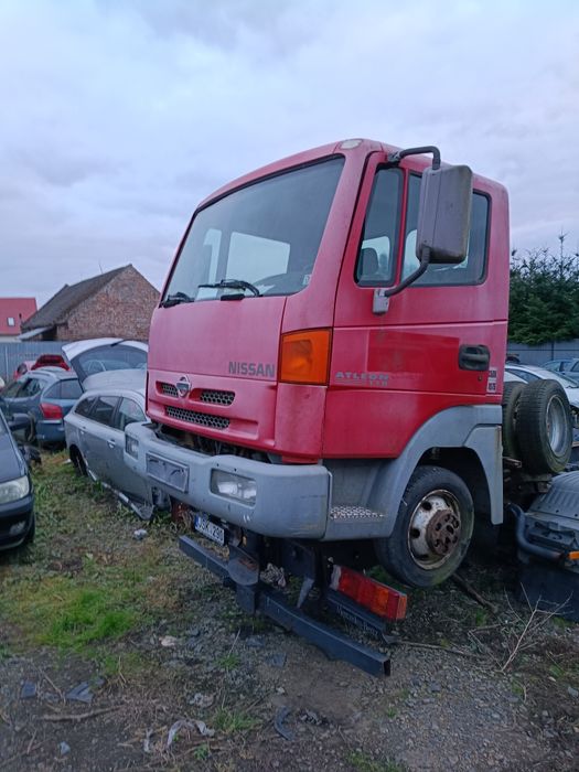 Nissan Atleon kabina elementy