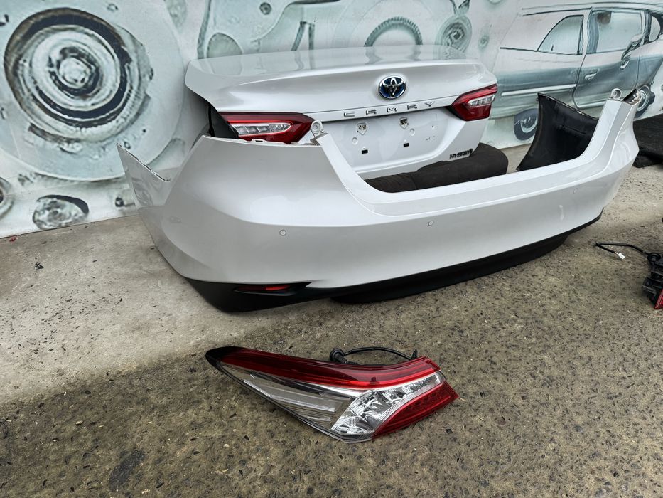 Toyota Camry 70  Кришка багажника Бампер задній Фонарь