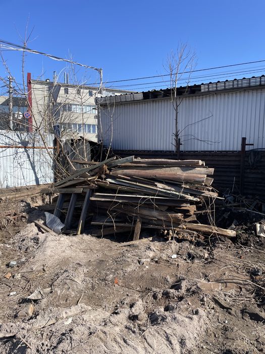 Віддам безкоштовно дошки на дрова з сараю та шифер