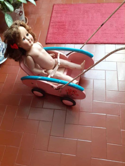 Boneca antiga com carrinho de madeira (Edição de Colecionador, 1952)