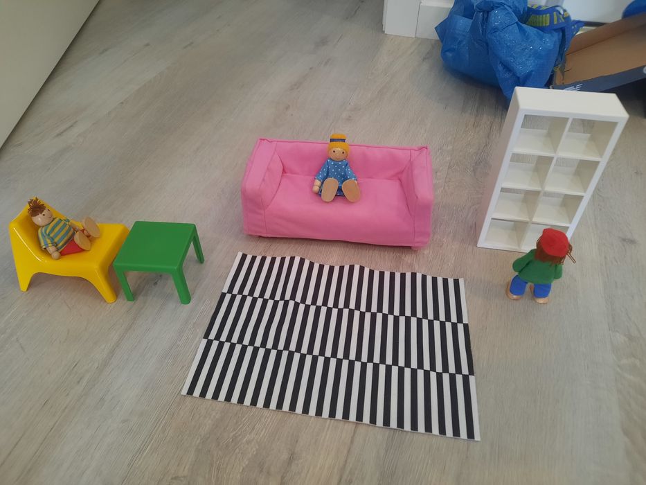 Bonecos e móveis para casas de bonecos