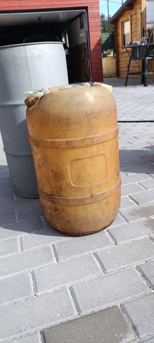 Zestaw pięciu pustych beczek