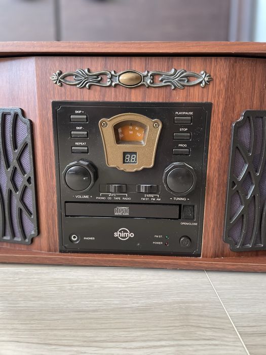 Radio retro z gramofonem , odtwarzaczem kaset magnetofonowych