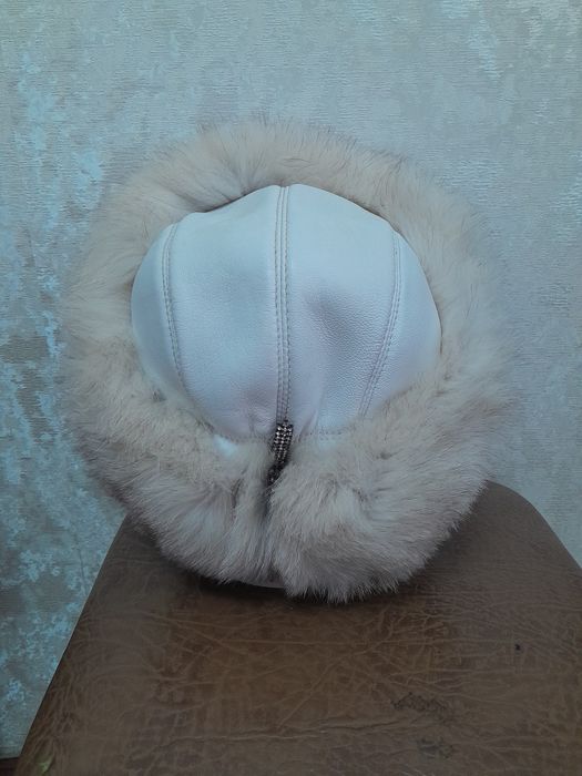 Жіноча хутряна шапка