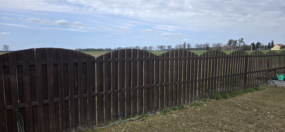 Płot drewniany. Solidny. Ogrodzenie