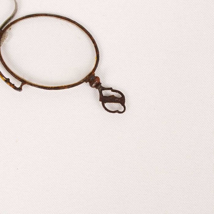 Óculos pince-nez com inscrição "Ribeiro"