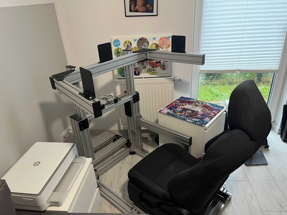 Simrig, Stelaż z uchwytem na 3 monitory i fotelem