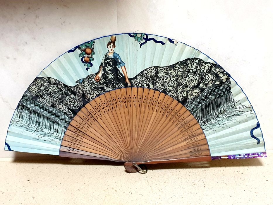 Lindo antigo leque pintado à mão  em madeira, papel e madrepérola