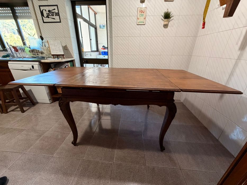 Mesa de jantar de madeira extensível
