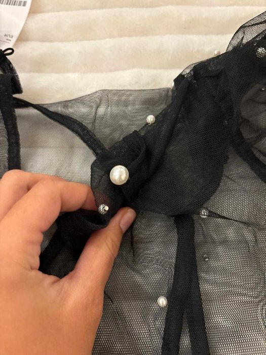 Vestido preto com pérolas