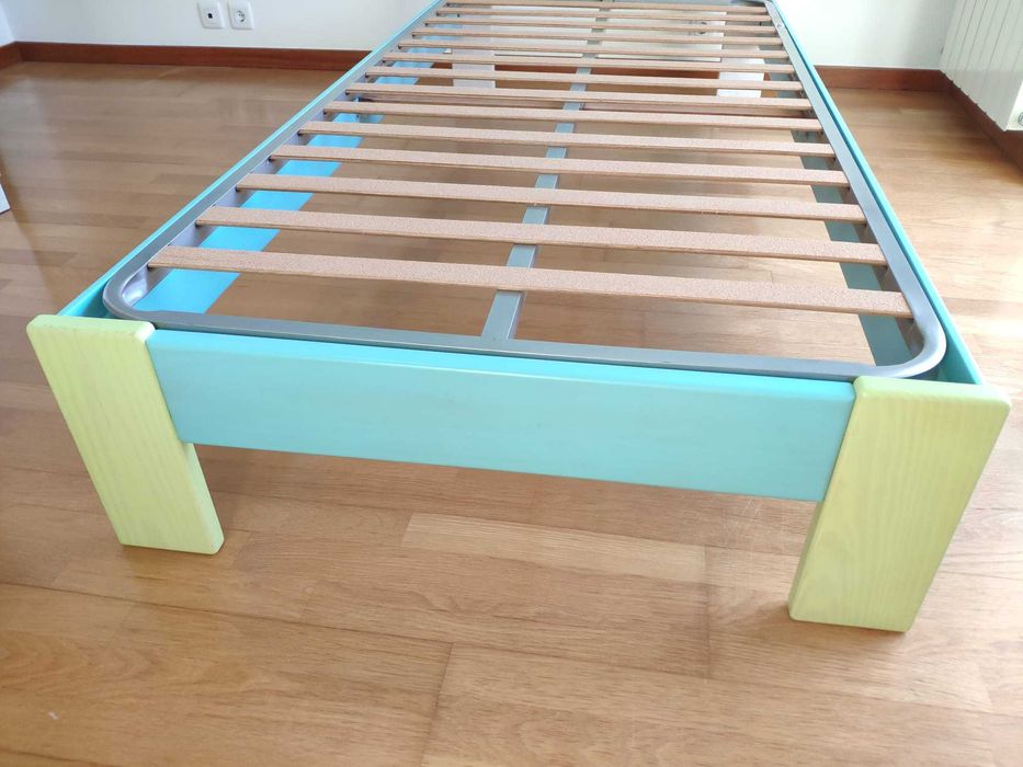 Cama de solteiro em madeira maciça