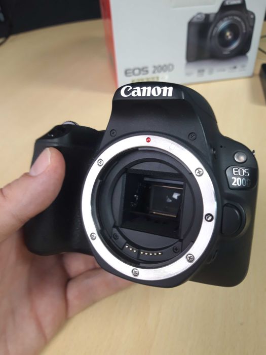 Canon EOS 200D + lente zoom 18-55mm + 3 baterias + caixa original