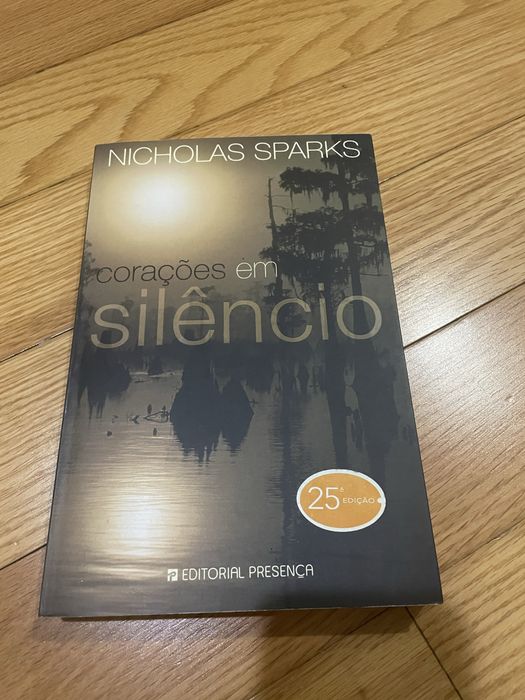 Livros variados em bom estado