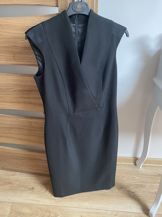 Czarna, elegancka sukienka na ramiączkach