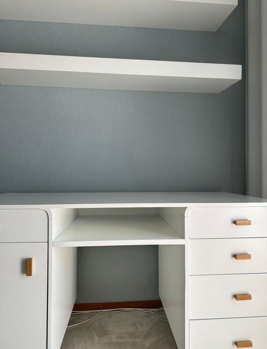 Cama com colchão e secretária com móveis