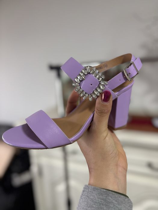 Sandalia lilas com pormenor