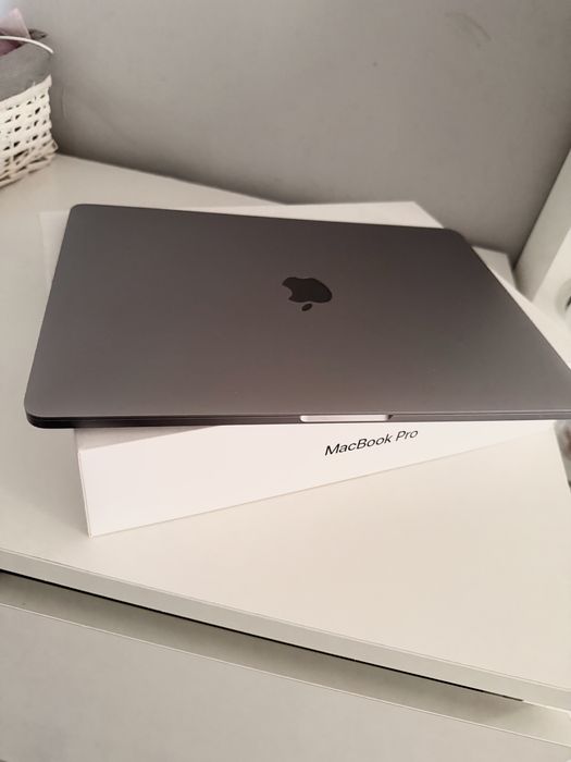 MacBook Pro 13– Intel Core i5, 8 GB RAM