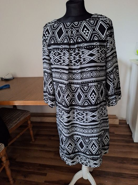 Lekka sukienka na podszewce.