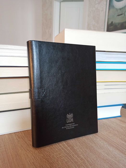 Elegancki notes oprawiony ekoskórą, z długopisem