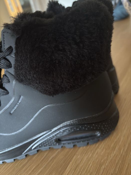 Botins Sheckers, impermeáveis, pretos, forrados.